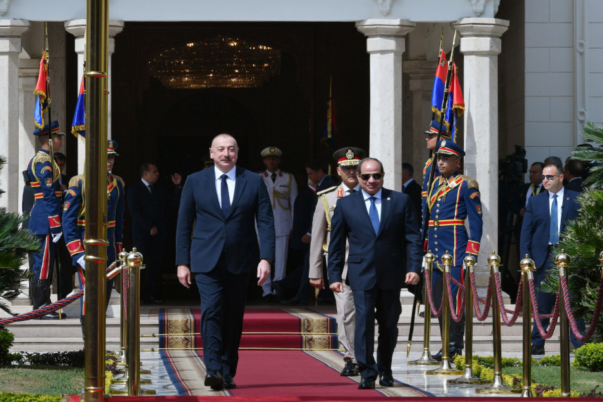 Cérémonie d’accueil officiel du Président azerbaïdjanais en Egypte