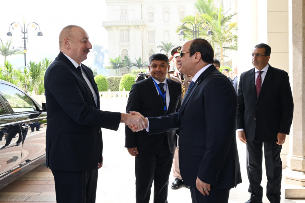 Cérémonie d’accueil officiel du Président azerbaïdjanais en Egypte