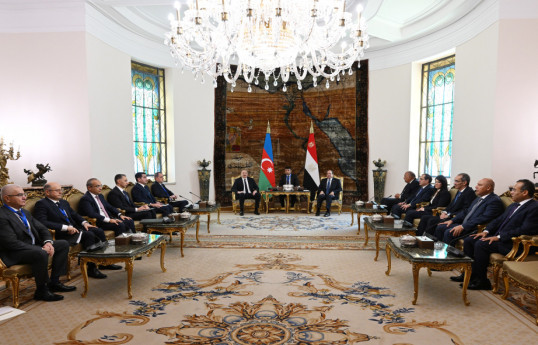 Les présidents azerbaïdjanais et égyptien tiennent une réunion élargie aux délégations