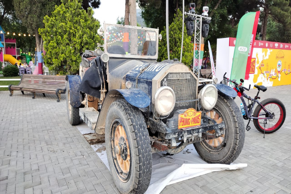 La plus vieille voiture du rallye Pékin-Paris a pris feu en déplaçant de Bakou à la Géorgie -PHOTO 