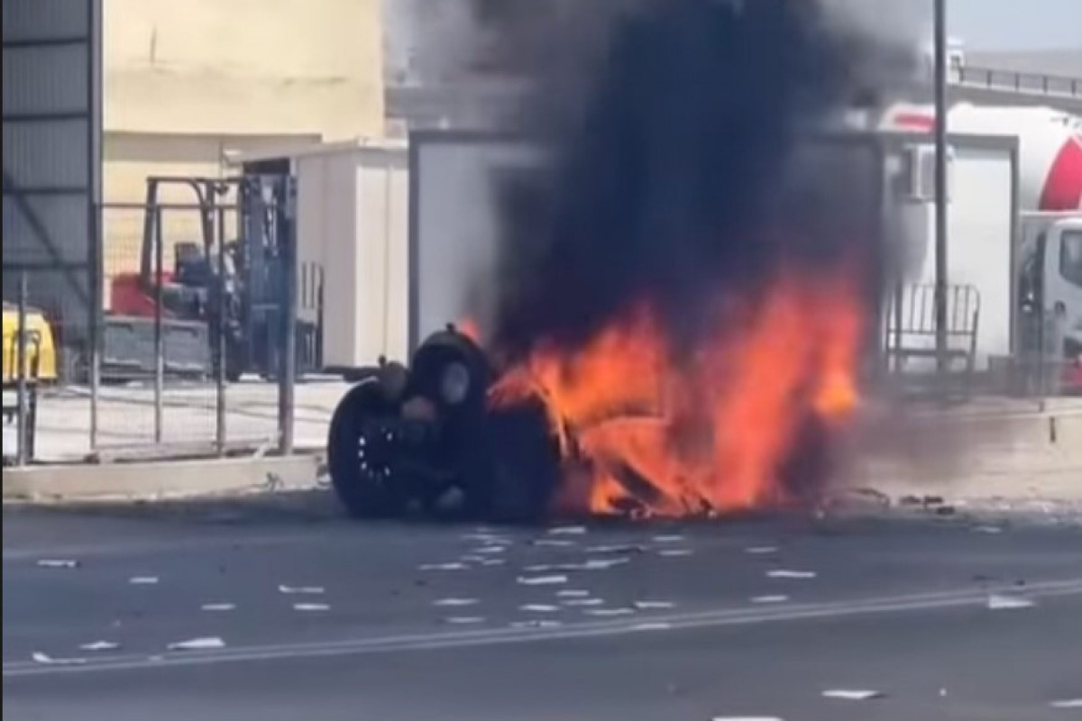 La plus vieille voiture du rallye Pékin-Paris a pris feu en déplaçant de Bakou à la Géorgie -PHOTO 