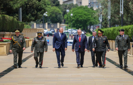 Le ministre géorgien de la Défense arrive en Azerbaïdjan - Vidéo 