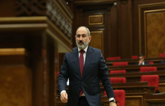 Les agents de sécurité de Pashinyan inspectent les sièges dans la salle des sessions parlementaires -Vidéo 