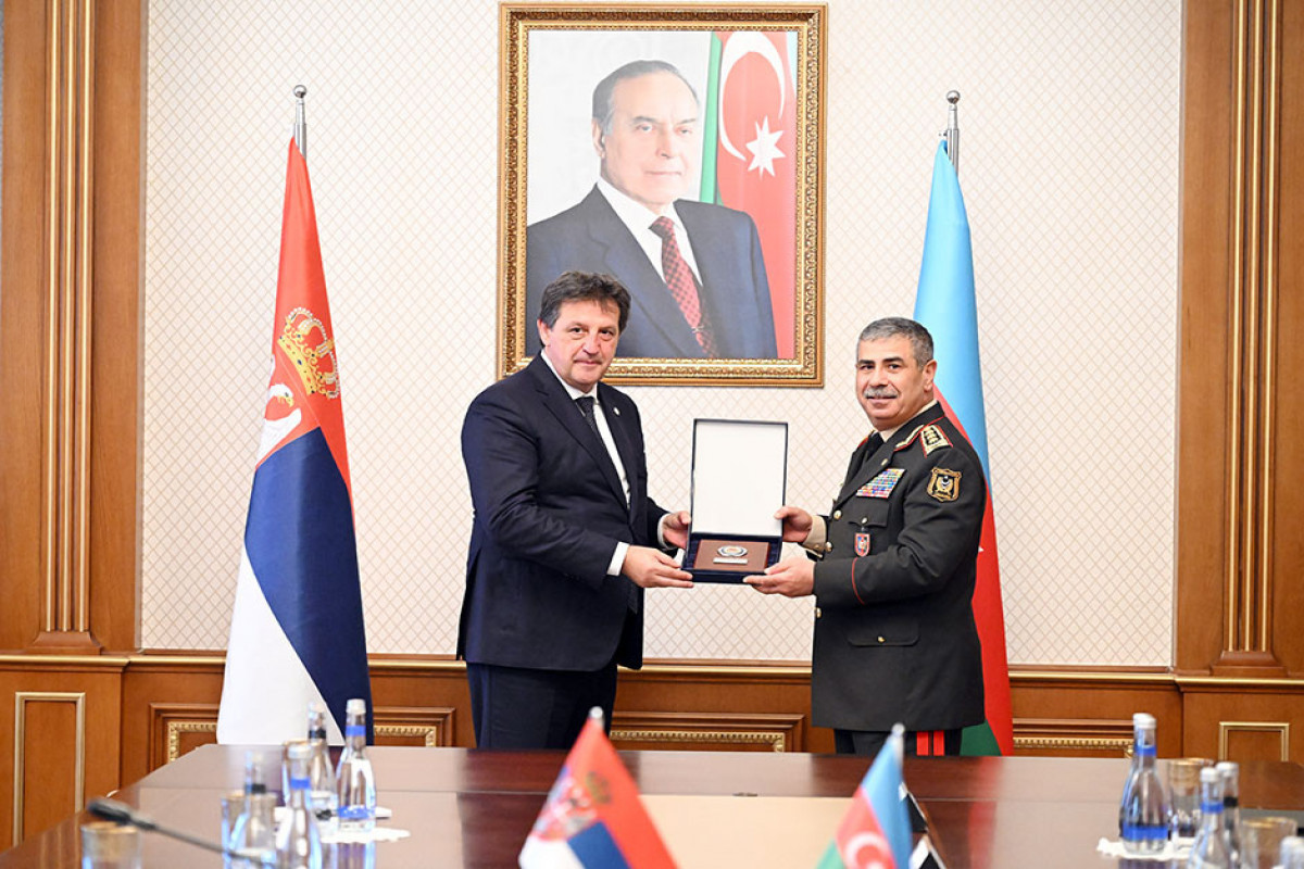Les ministres de la Défense de l'Azerbaïdjan et de la Serbie discutent des questions de coopération militaire - Vidéo 