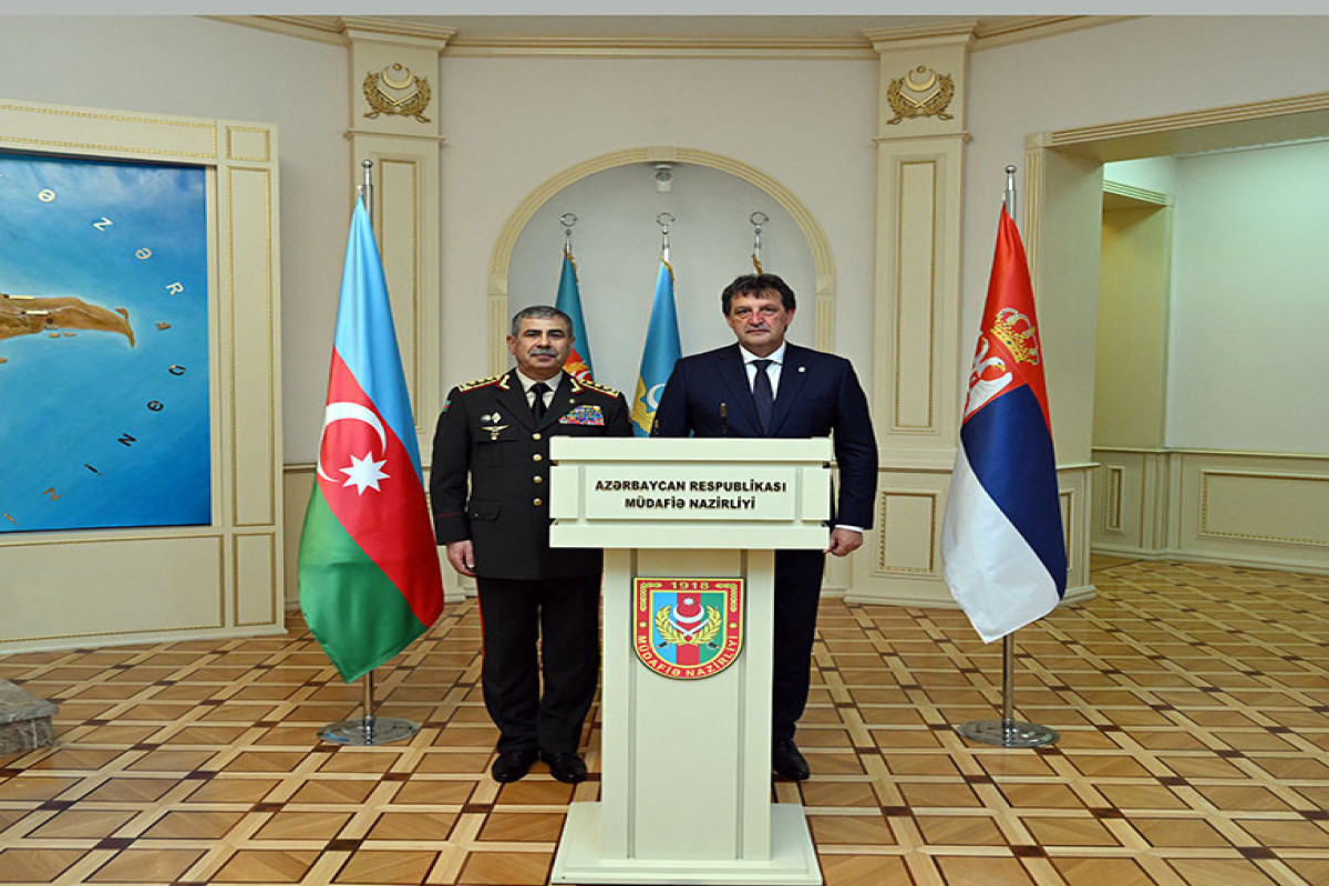 Les ministres de la Défense de l'Azerbaïdjan et de la Serbie discutent des questions de coopération militaire - Vidéo 