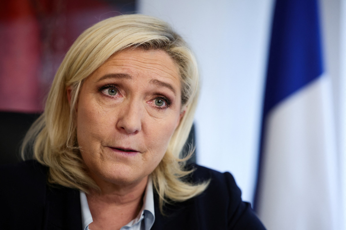 "Il ne restera à Macron que la démission", selon Le Pen