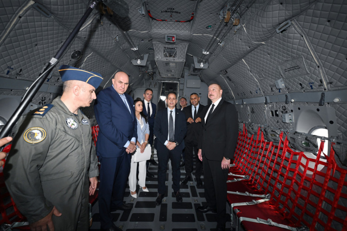 Un avion de transport militaire produit par le groupe italien Leonardo est présenté au président Ilham Aliyev