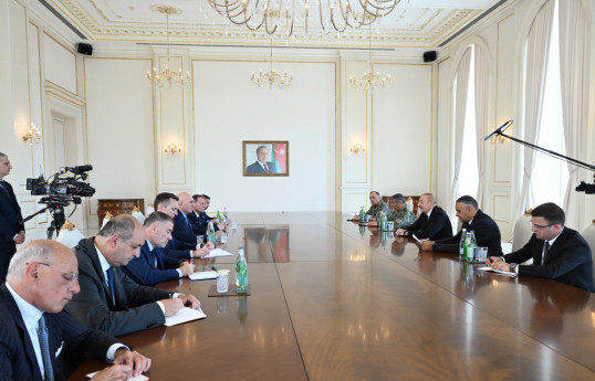Le président Ilham Aliyev reçoit une délégation dirigée par le ministre italien de la Défense