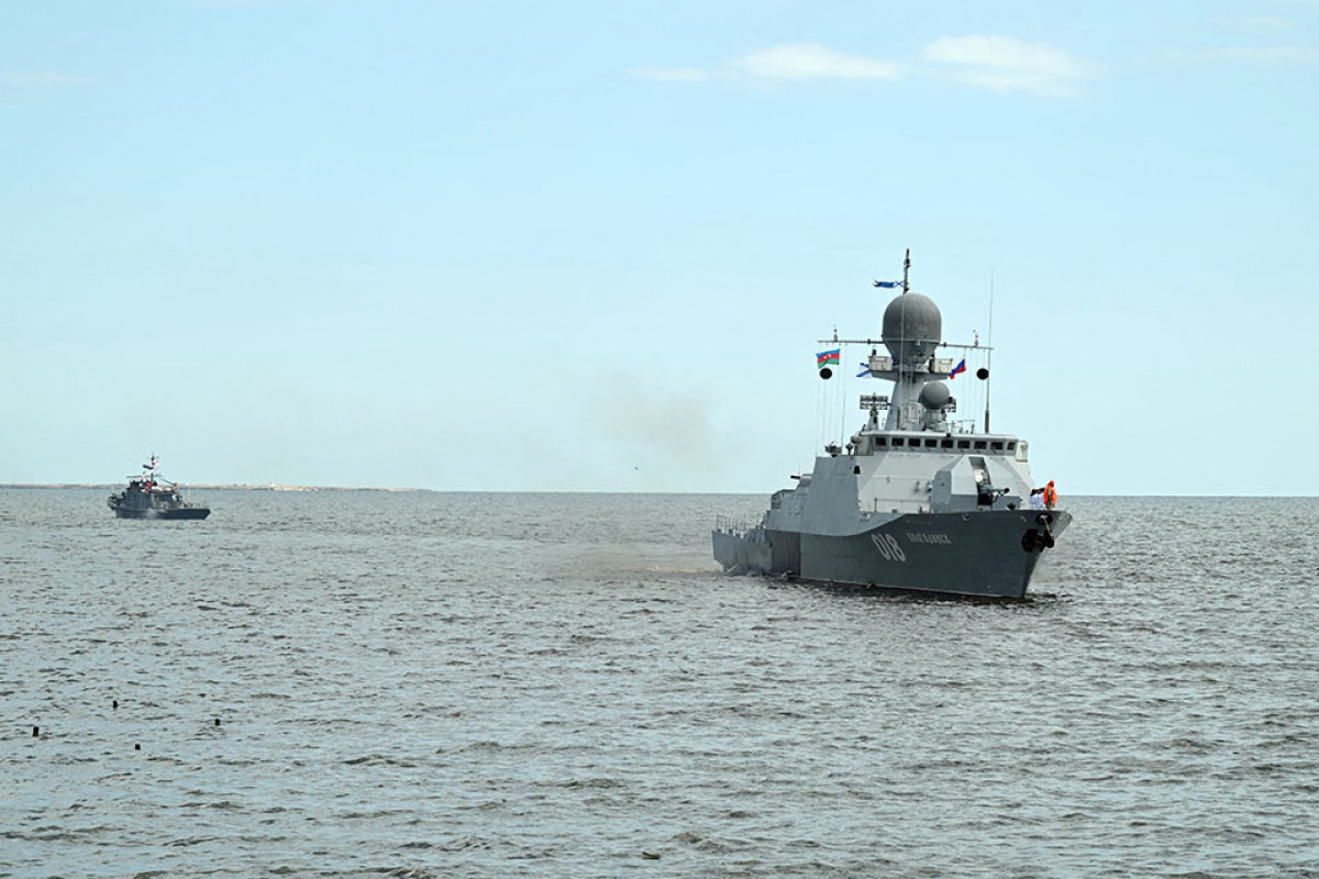 Des navires de la flottille russe en mer Caspienne arrivent à Bakou pour une visite amicale