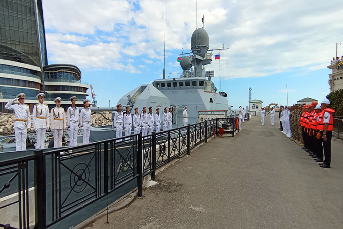 Des navires de la flottille russe en mer Caspienne arrivent à Bakou pour une visite amicale