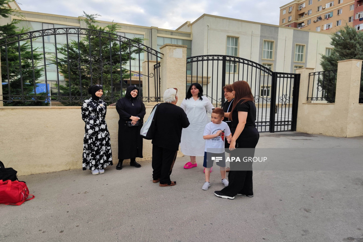 Un autre groupe de familles d’anciens déplacés part pour la ville de Latchine
