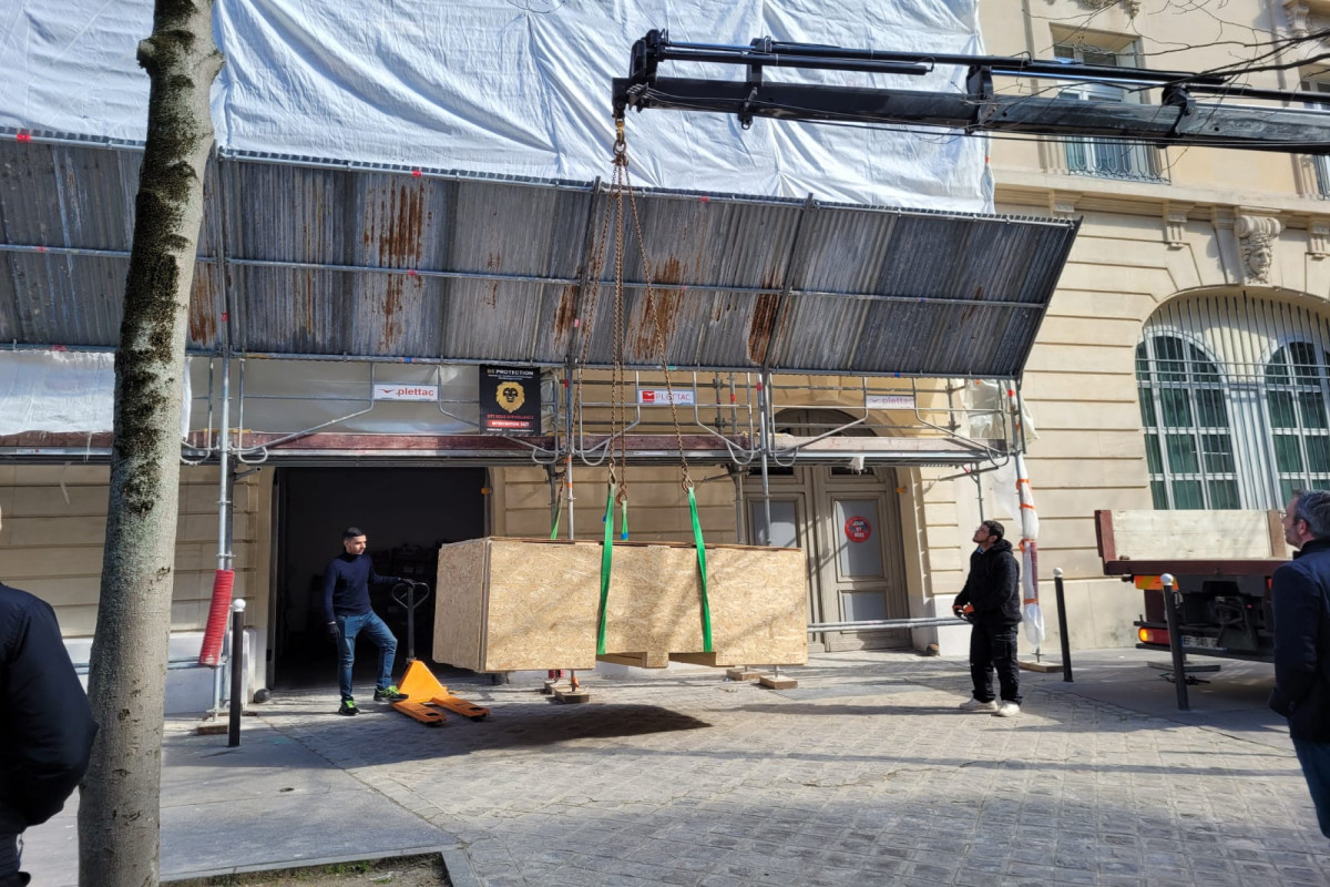 La statue endommagée de la poétesse azerbaïdjanaise Natavan a été transportée à Paris