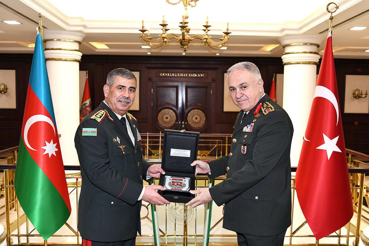 Le ministre de la Défense d'Azerbaïdjan rencontre le chef d'état-major de la Turquie