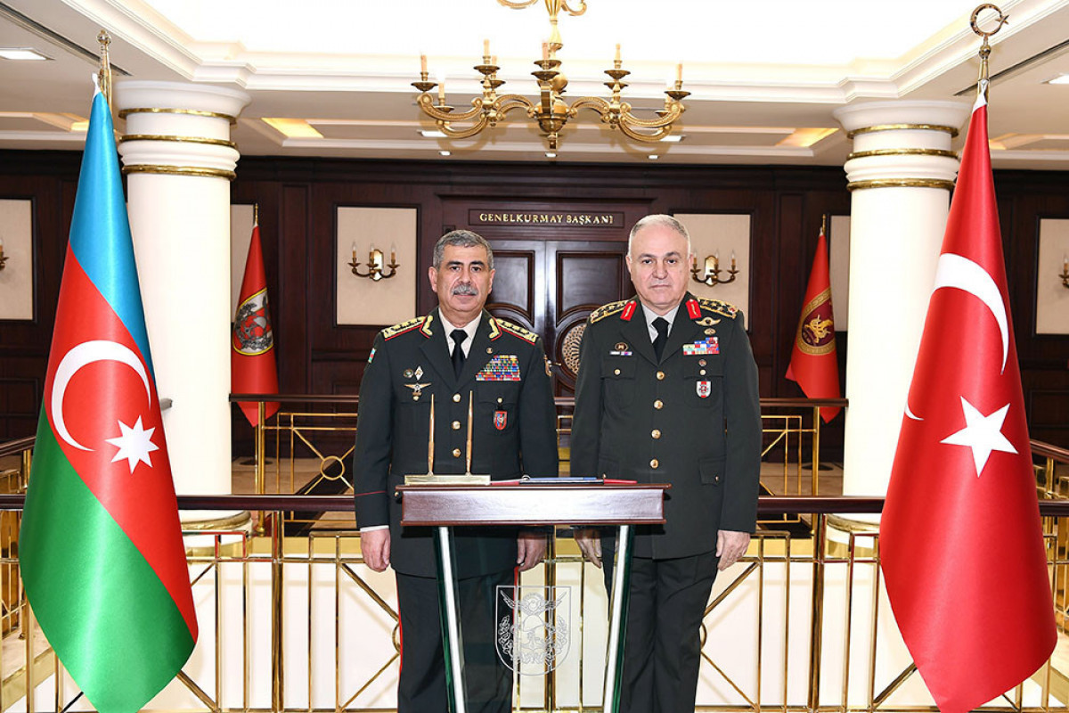 Le ministre de la Défense d'Azerbaïdjan rencontre le chef d'état-major de la Turquie
