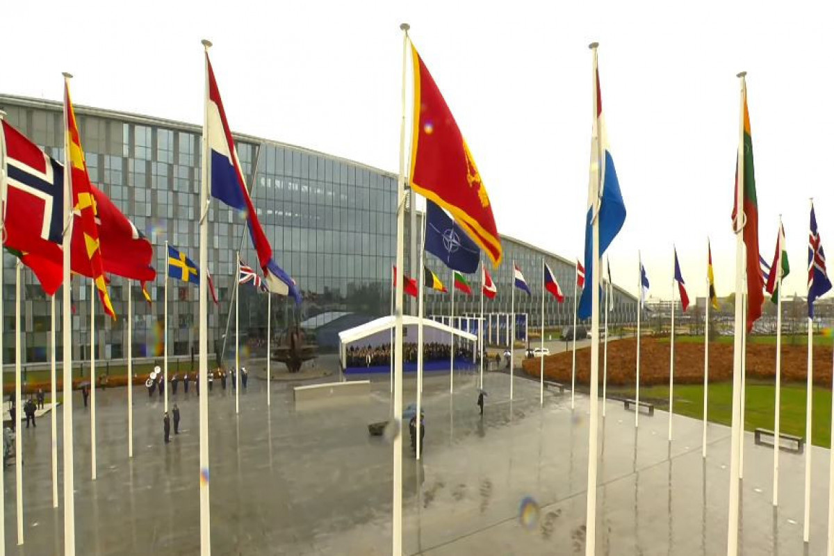 Le drapeau suédois hissé devant le siège de l