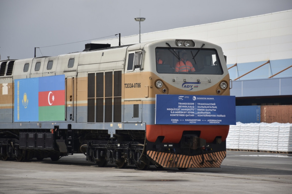 Les présidents azerbaïdjanais et kazakh assistent par visioconférence à l'arrivée d'un train de conteneurs en provenance de Chine à Bakou - Photos 