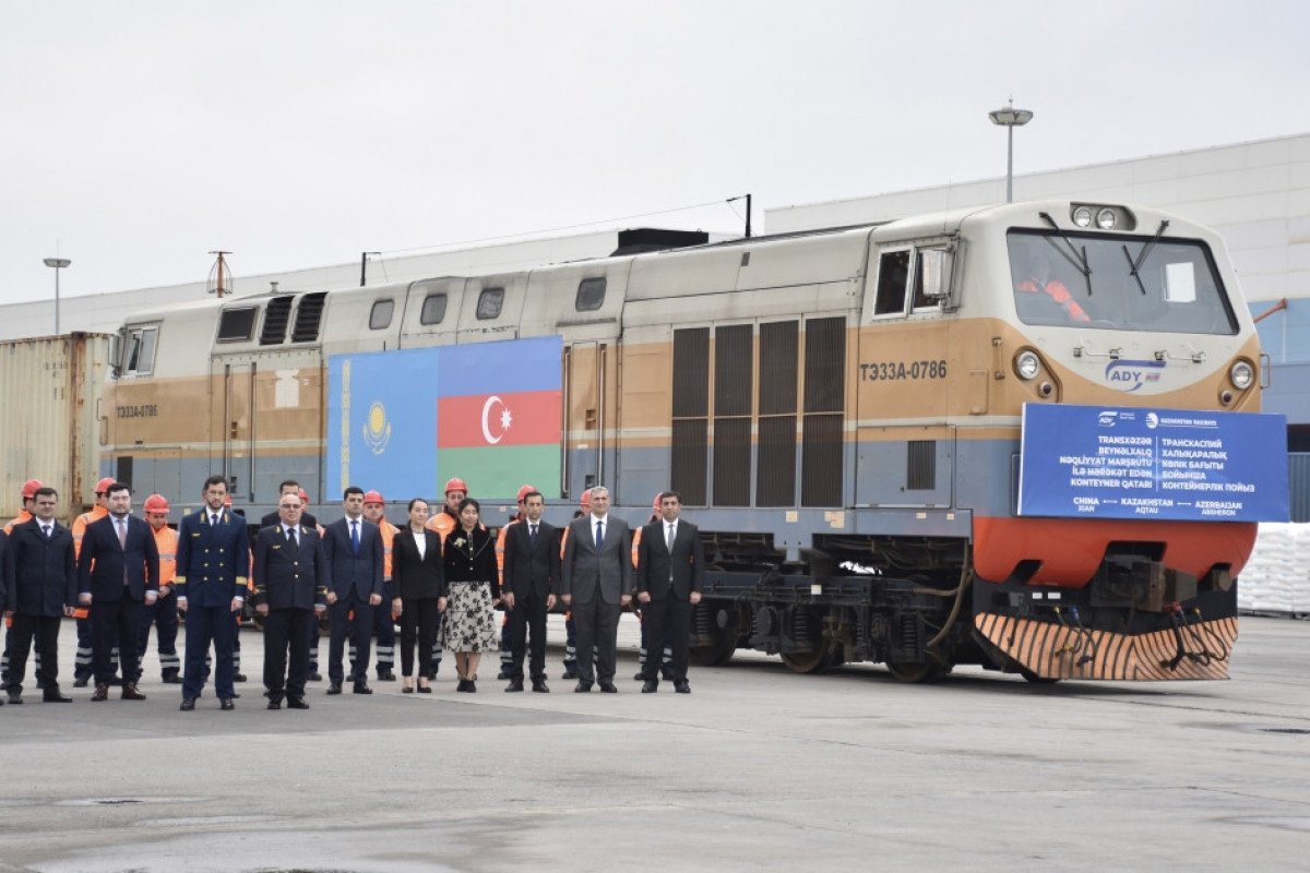 Les présidents azerbaïdjanais et kazakh assistent par visioconférence à l'arrivée d'un train de conteneurs en provenance de Chine à Bakou - Photos 