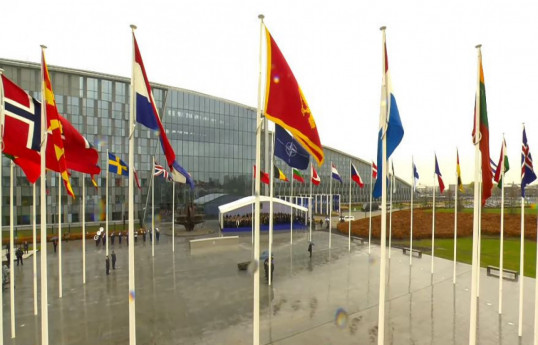 Le drapeau suédois hissé devant le siège de l'OTAN - Photo 