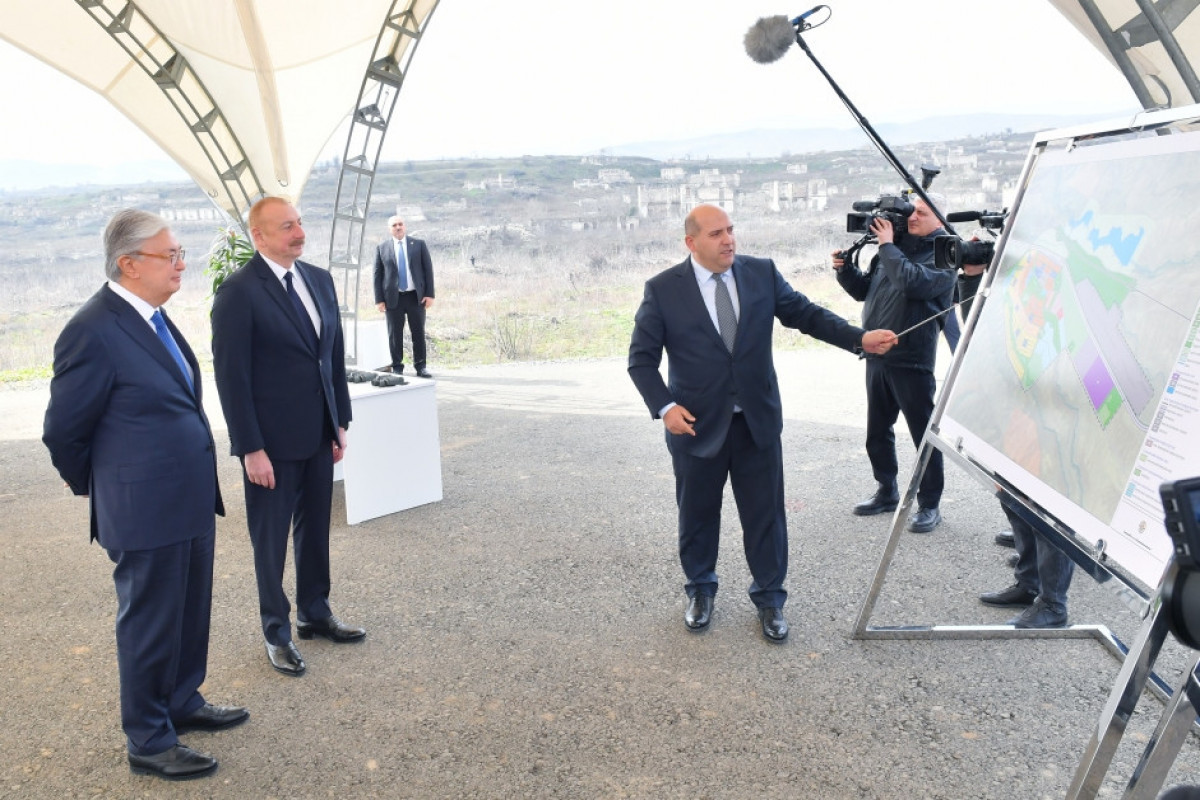 Le président kazakh prend connaissance avec le plan général de la ville de Fuzouli