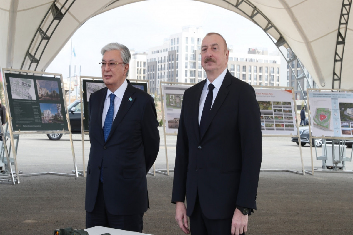 Le président kazakh prend connaissance avec le plan général de la ville de Fuzouli