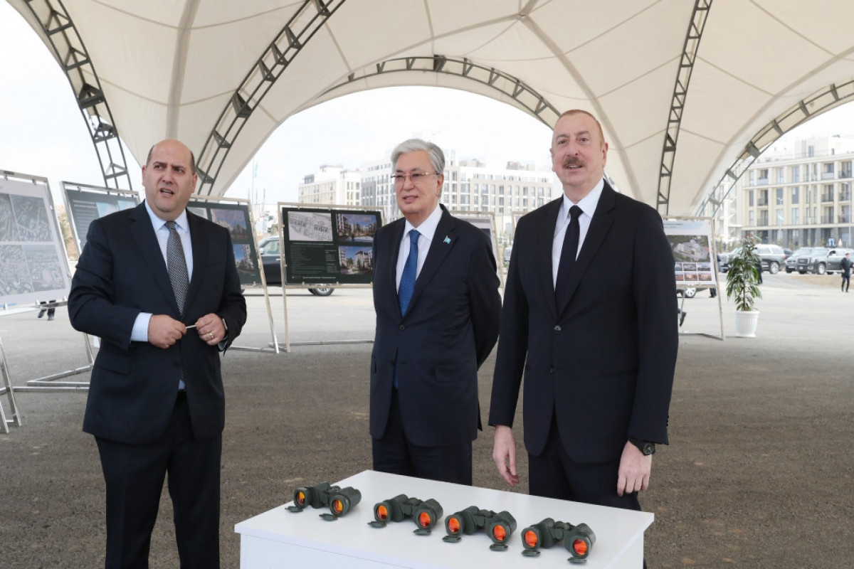 Le président kazakh prend connaissance avec le plan général de la ville de Fuzouli