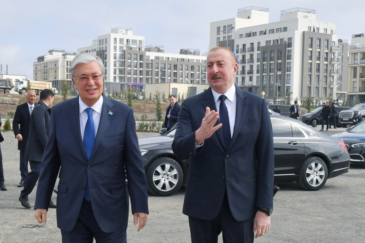 Le président kazakh prend connaissance avec le plan général de la ville de Fuzouli