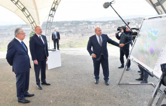 Le président kazakh prend connaissance avec le plan général de la ville de Fuzouli