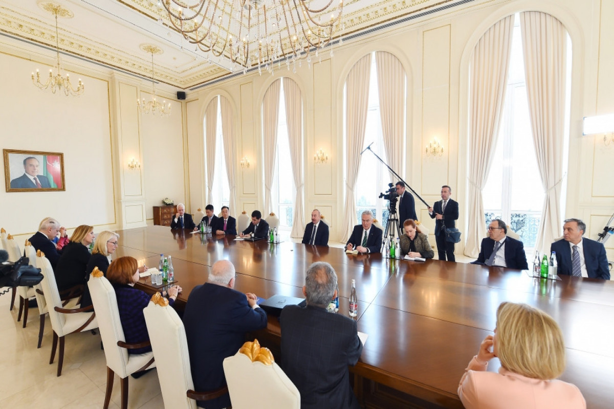Ilham Aliyev reçoit les co-présidents du Centre international Nizami Gandjavi et les membres de son Conseil d’administration