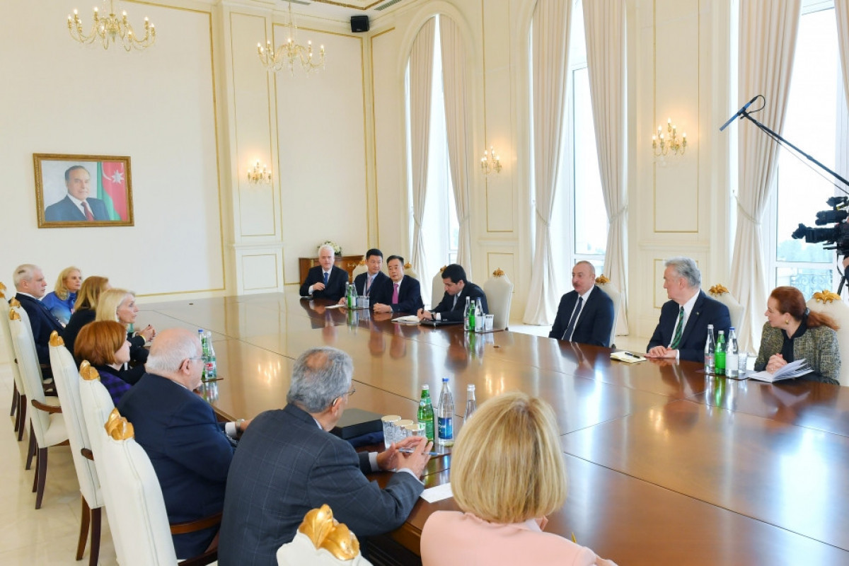 Ilham Aliyev reçoit les co-présidents du Centre international Nizami Gandjavi et les membres de son Conseil d’administration