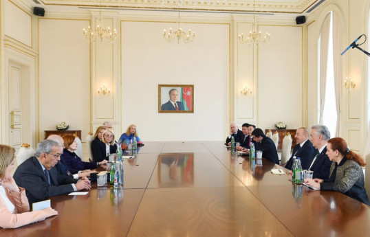 Ilham Aliyev reçoit les co-présidents du Centre international Nizami Gandjavi et les membres de son Conseil d’administration