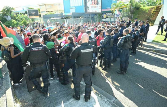 Mobilisation devant la CTM à quelques minutes de l'arrivée de Gérald Darmanin