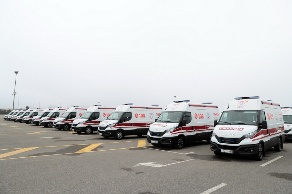Le président Ilham Aliyev inspecte des ambulances nouvellement achetés