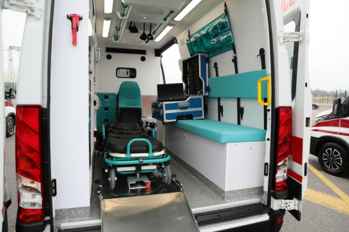 Le président Ilham Aliyev inspecte des ambulances nouvellement achetés