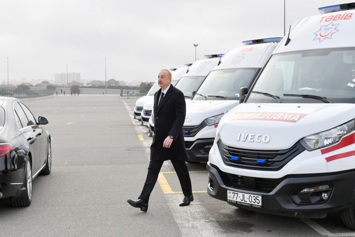 Le président Ilham Aliyev inspecte des ambulances nouvellement achetés
