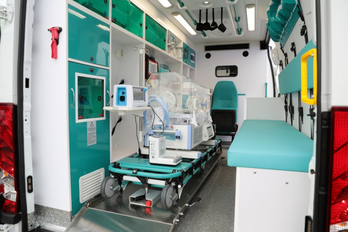 Le président Ilham Aliyev inspecte des ambulances nouvellement achetés