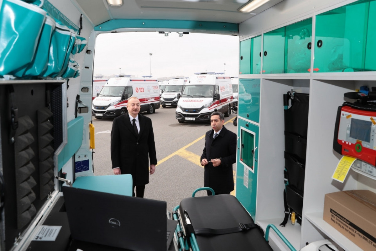 Le président Ilham Aliyev inspecte des ambulances nouvellement achetés