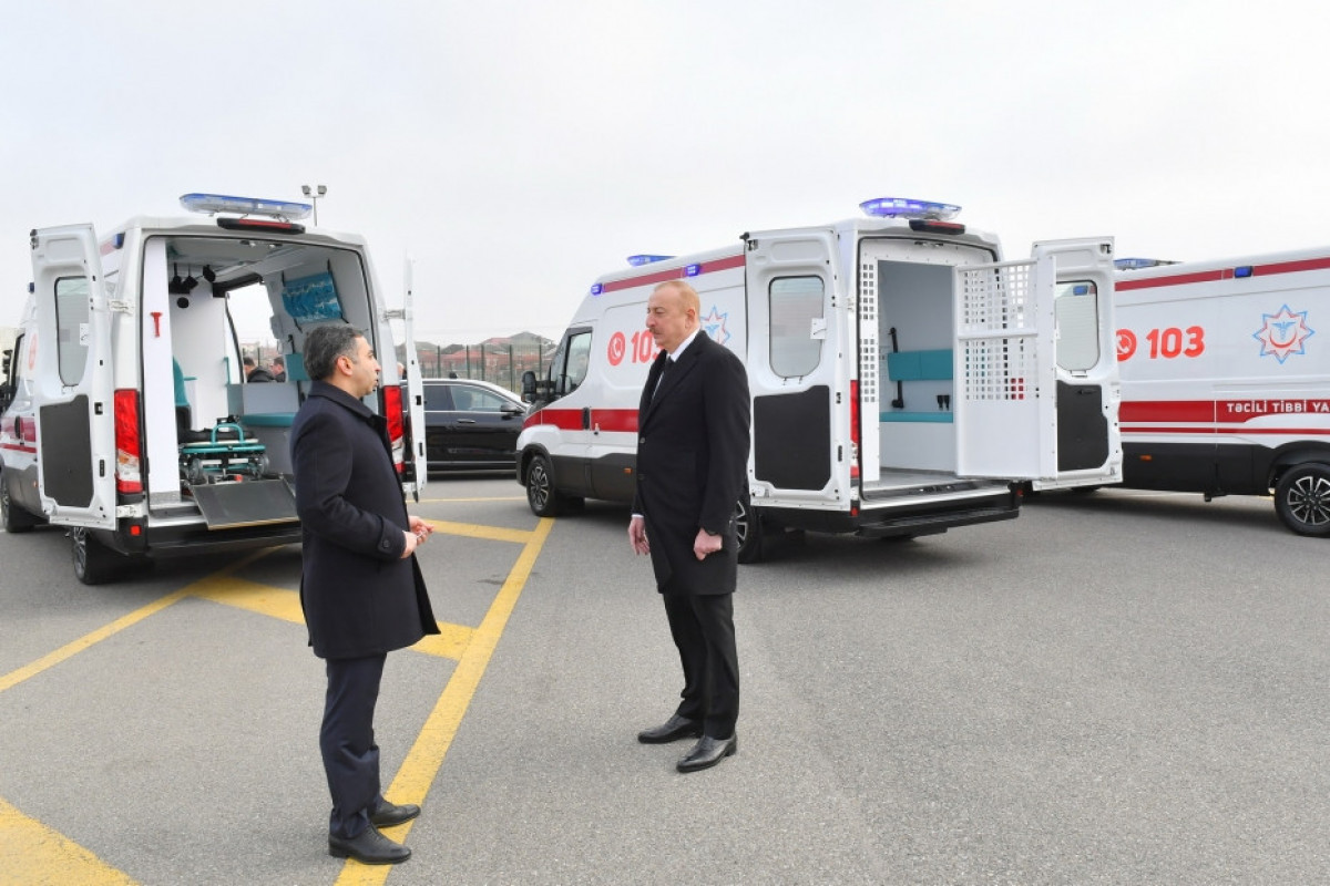 Le président Ilham Aliyev inspecte des ambulances nouvellement achetés