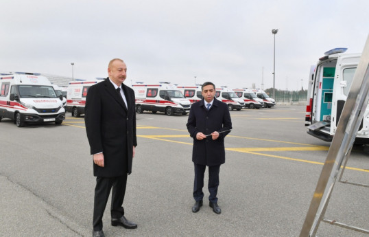 Le président Ilham Aliyev inspecte des ambulances nouvellement achetés