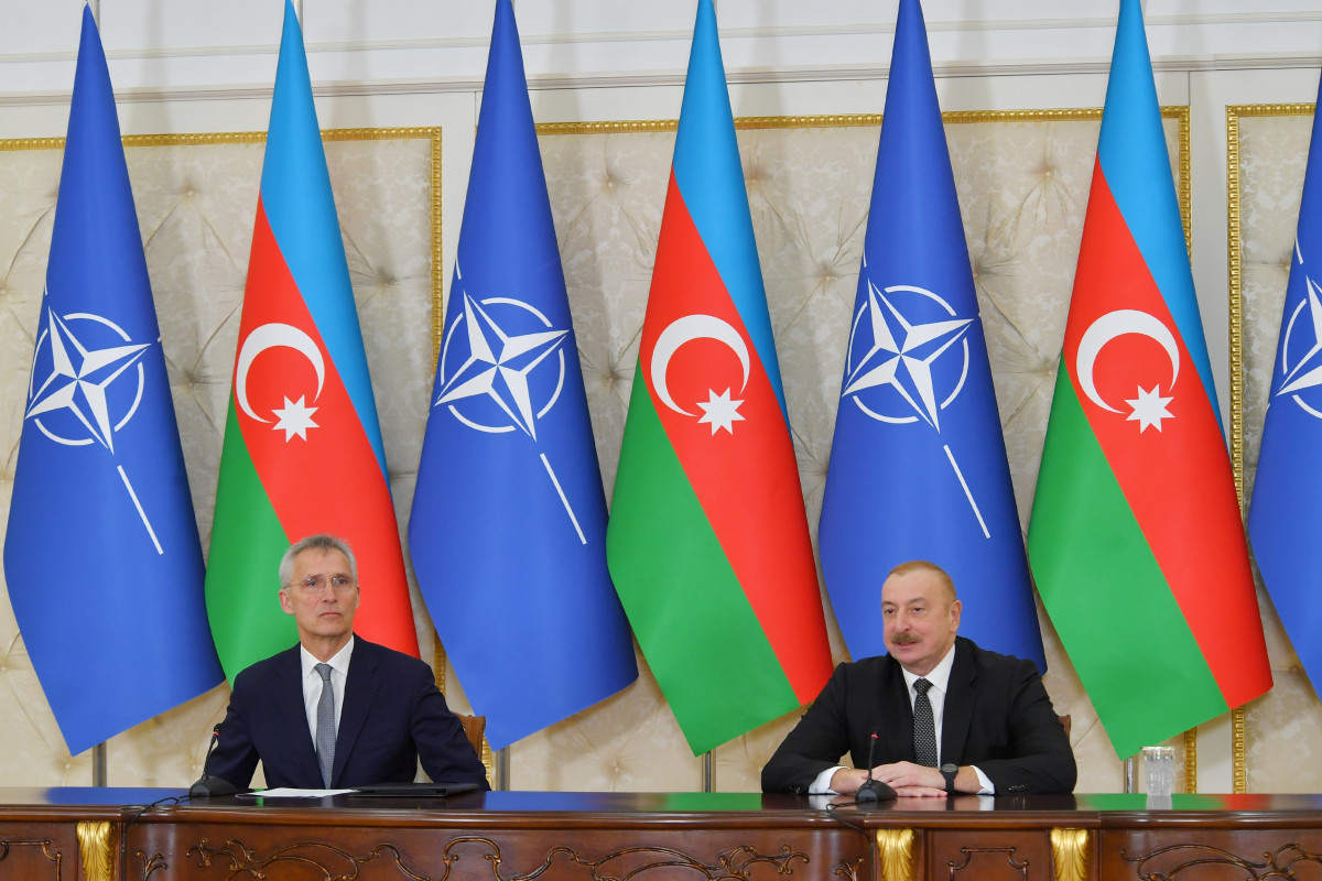 Le président Ilham Aliyev et le Secrétaire général de l’OTAN Jens Stoltenberg font une déclaration commune à la presse