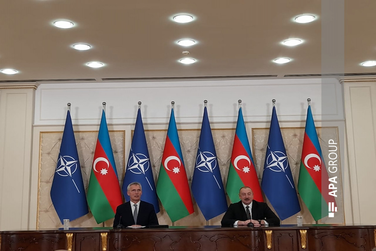 Le président Ilham Aliyev et le Secrétaire général de l’OTAN Jens Stoltenberg font une déclaration commune à la presse