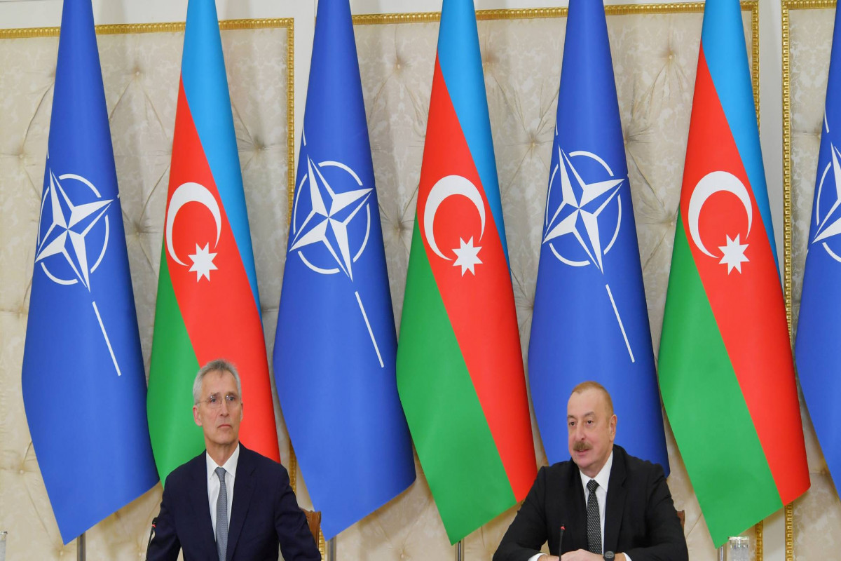 Le président Ilham Aliyev et le Secrétaire général de l’OTAN Jens Stoltenberg font une déclaration commune à la presse