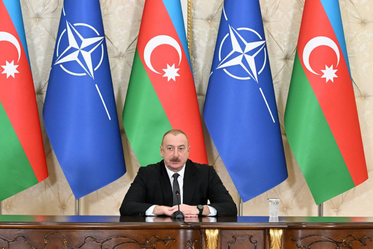 Le président Ilham Aliyev et le Secrétaire général de l’OTAN Jens Stoltenberg font une déclaration commune à la presse