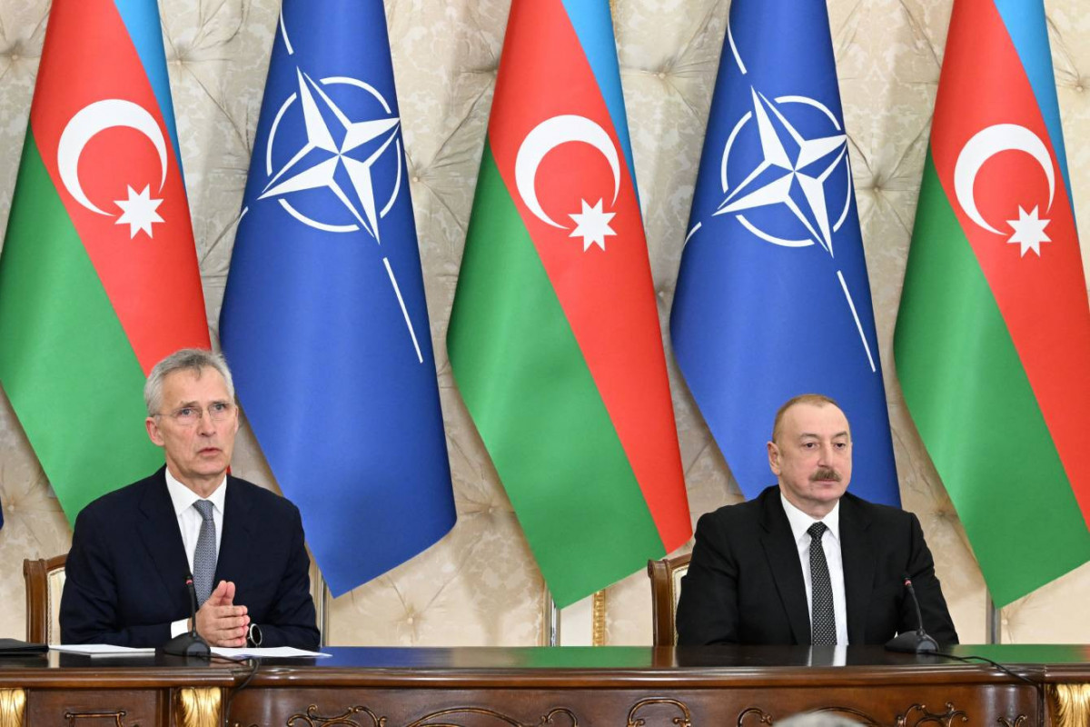 Le président Ilham Aliyev et le Secrétaire général de l’OTAN Jens Stoltenberg font une déclaration commune à la presse