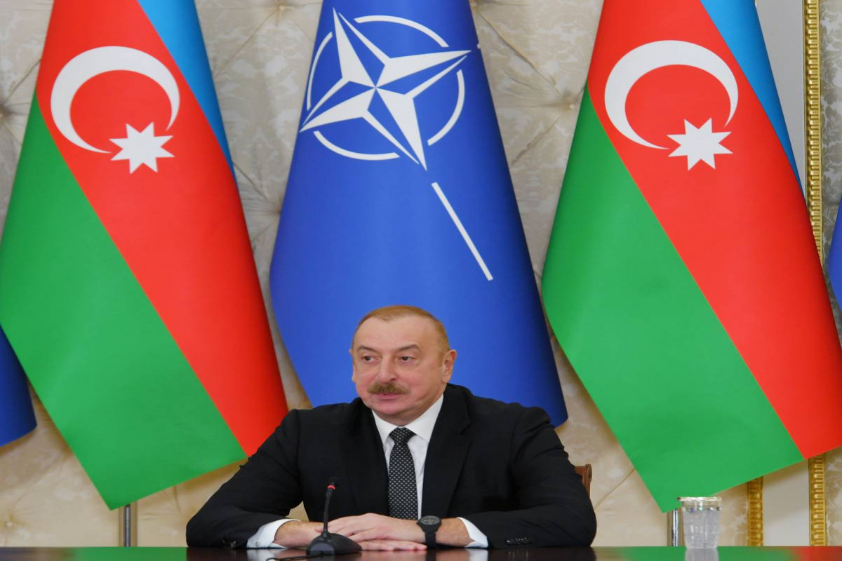 Le président Ilham Aliyev et le Secrétaire général de l’OTAN Jens Stoltenberg font une déclaration commune à la presse