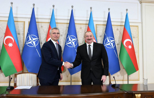 Le président Ilham Aliyev et le Secrétaire général de l’OTAN Jens Stoltenberg font une déclaration commune à la presse