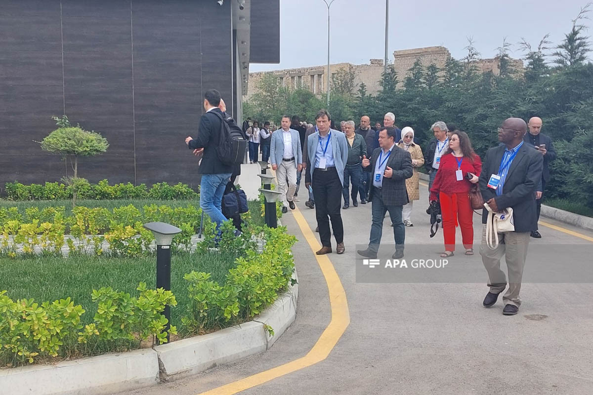 Aghdam : les participants du 6e Forum mondial sur le dialogue interculturel ont visité la Mosquée Juma - Photo  