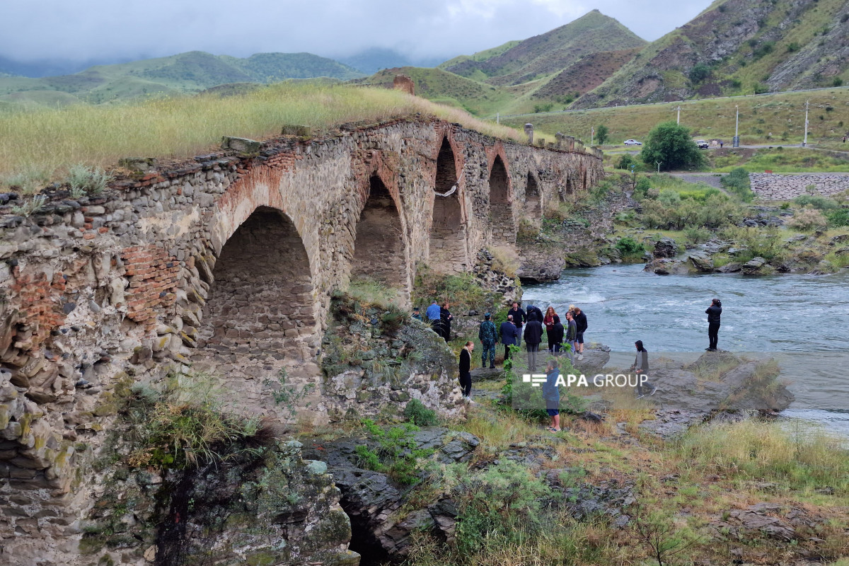 Des voyageurs étrangers ont visité le pont de Khoudaferin en Azerbaïdjan - Photo 