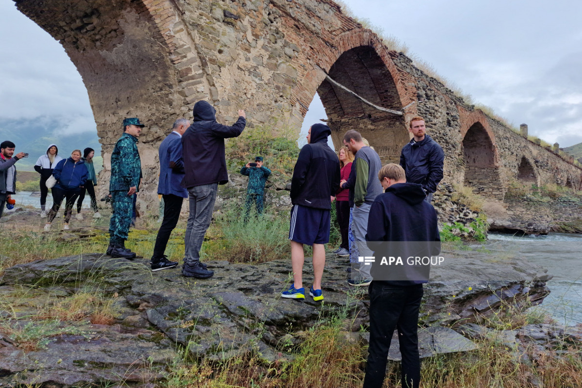 Des voyageurs étrangers ont visité le pont de Khoudaferin en Azerbaïdjan - Photo 