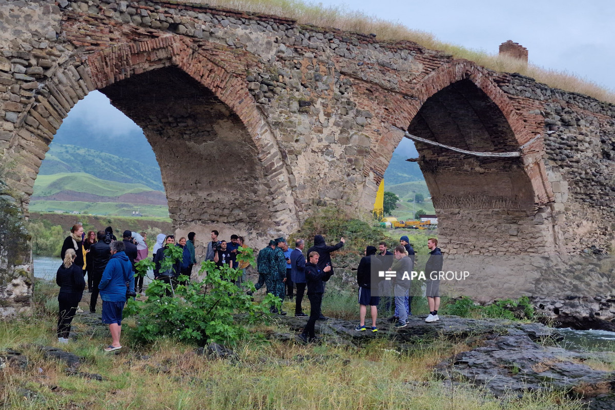 Des voyageurs étrangers ont visité le pont de Khoudaferin en Azerbaïdjan - <span class="red_color">Photo