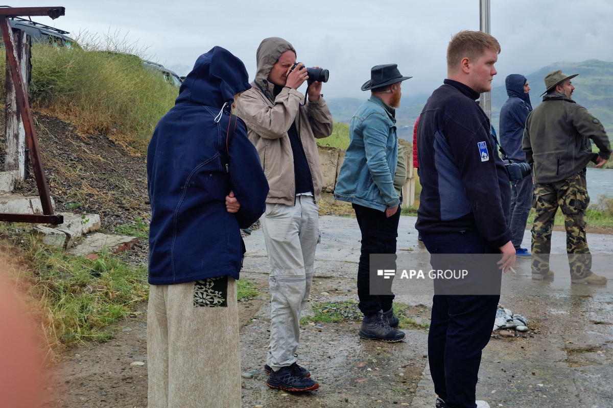 Des voyageurs étrangers ont visité le pont de Khoudaferin en Azerbaïdjan - Photo 